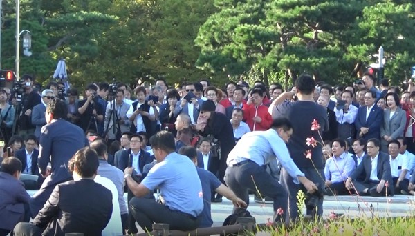 황교안 자유한국당 대표가 16일 오후 5시 청와대 분수대 앞에서 삭발식을 거행했다. (사진=평화나무)
