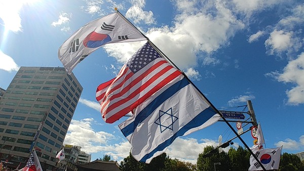 '한국교회 기도의 날' 기도회 주변에 등장한 태극기, 성조기, 이스라엘 국기(사진= 평화나무 박종찬)