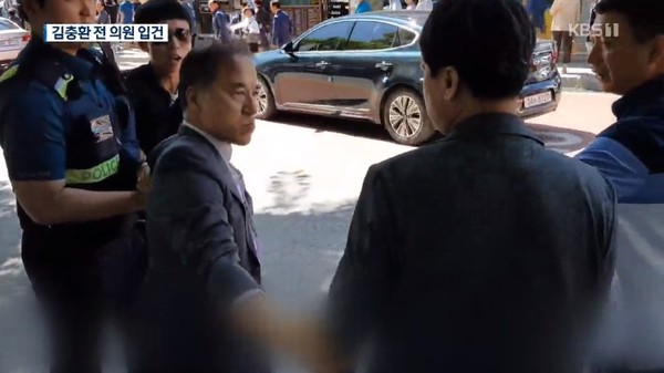 김충환 전 한나라당 의원이 지난 6월 16일 세습에 반대하는 시위대 주변에 낫을 들고 있다가 경찰에 입건됐다. (출처=KBS방송 화면 캡처)