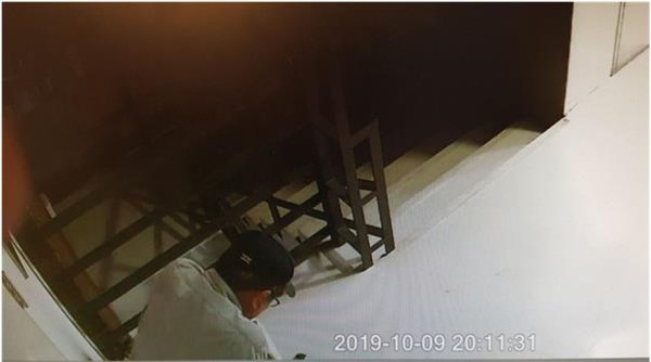 CCTV에 찍힌 시위대 남성이 건물 복도에서 용변을 보는 장면(제보자 제공)