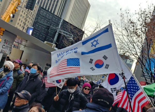 이스라엘 국기, 태극기, 성조기를 한 장에 모은 깃발(사진=평화나무 박종찬, 2019.11.30.)