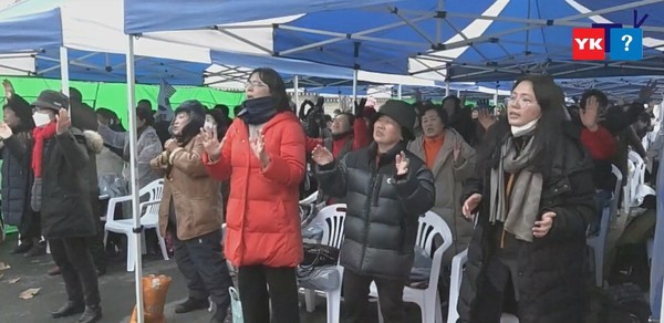 청와대 앞에서 농성 중인 전광훈 씨 지지자들이 예배를 드리고 있다. (사진=너알아TV 영상 갈무리)