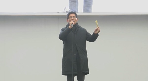 김문수 전 지사가 17일 오전 청와대 앞에서 열린 '문재인 퇴진 국민대회'에서 지난 16일 국회에서 열린 집회에 대해 발언하고 있다. (사진=너알아TV 영상 갈무리)
