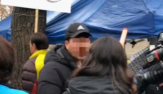SBS 취재진에 항의하는 범투본 시위대(제보자 제공 영상 갈무리, 2019.12.17.)