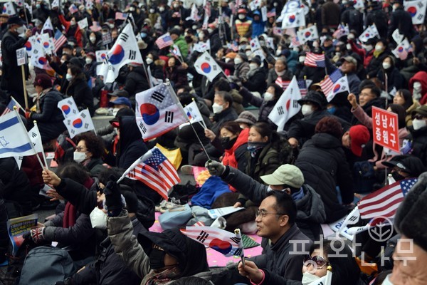 ‘문재인하야 국민총궐기 대회’가 1일 광화문 교보빌딩 앞에서 진행됐다. (사진=평화나무)