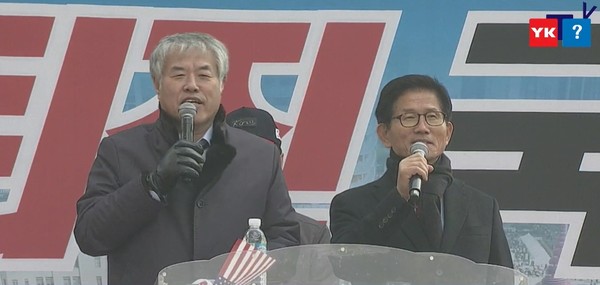 전광훈 씨와 김문수 자유통일당 대표가 자유통일당 관련 주제로 이야기를 나누고 있는 모습. (사진=너알아TV 영상 갈무리)