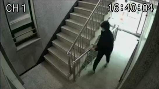 유튜브에 공개된 CCTV 화면. 의문의 남성이 계단 손잡이를 두 손으로 잡고 달려가고 있다.