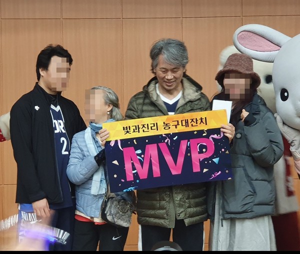 빛과진리교회에서 개최한 농구대회에서 김명진 담임 목사가 MVP를 수상하는 모습 (출처=제보자 제공)