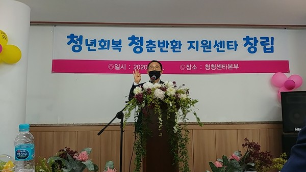 이단 피해자들에 대한 법률 지원 진행 상황을 설명하는 홍종갑 변호사(사진=평화나무)
