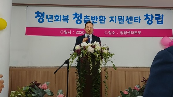 격려사를 전하는 신현욱 목사(사진=평화나무)