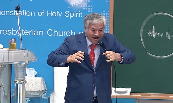 전광훈 씨가 지난 7일 사랑제일교회 주일예배에서 설교를 전하고 있는 모습. (사진=너알아TV 영상 갈무리)
