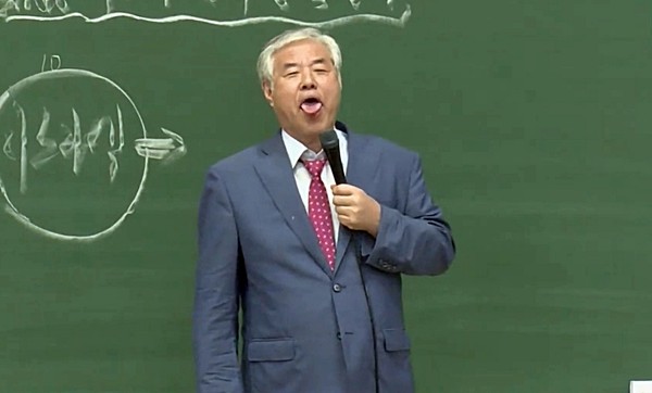 전광훈 씨가 청교도 말씀학교에서 설교를 하고 있는 모습. (사진=건국TV 영상 갈무리)