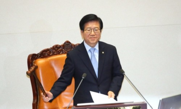 23일 추미애 법무부 장관 탄핵소추안 부결을 선언하는 박병석 국회의장(사진=연합DB)
