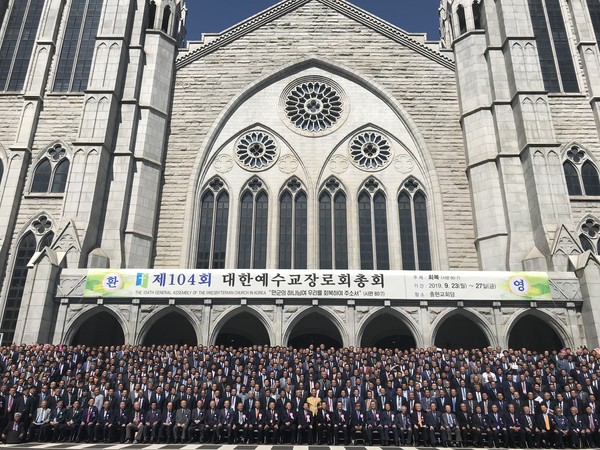 코로나19 확산으로 모임 자체가 어려워지자 총회를 앞두고 있는 한국교회 주요 교단의 고심도 깊어지고 있다. 사진은 지난해 9월 23일부터 27일까지 충현교회에서 진행된 예장합동 제104회 총회 모습. (사진=평화나무)
