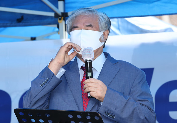 지난 9월 2일 코로나19 치료를 받고 퇴원한 전광훈 씨가 사랑제일교회 앞에서 기자회견을 하고 있는 모습. (사진=연합뉴스)