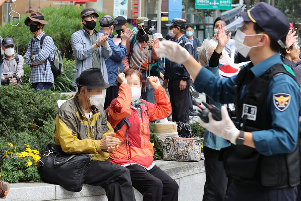 해산 권유에도 구호 외치는 참가자 (출처 연합뉴스)
