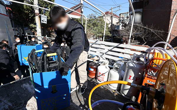 1일 오후 서울 성북구 사랑제일교회에서 압수수색을 마친 경찰이 물품을 옮기고 있다.(사진 연합뉴스)