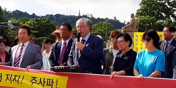 2019년 기자회견을 열어 원전 폐지 정책을 비판하는 전광훈 씨(출처=유튜브)