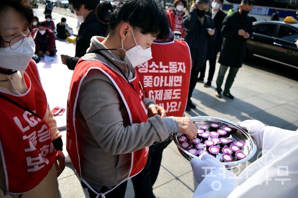 성찬식에 참여하고 있는 LG트윈타워 해고노동자들. (사진=평화나무)