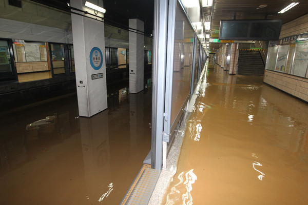 2010년 9월 폭우로 침수된 지하철 역(출처=연합뉴스)