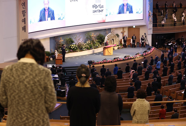 ‘2021 한국교회 부활절 연합예배’에 참석한 교인들이 기도하고 있는 모습. (사진=연합뉴스)