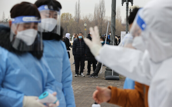 10일 오후 서울 마포구 월드컵공원 평화광장에 추가로 설치된 신종 코로나바이러스 감염증(코로나19) 거점형 검사소에서 시민들이 검사를 받기 위해 대기하고 있다. (사진=연합뉴스)