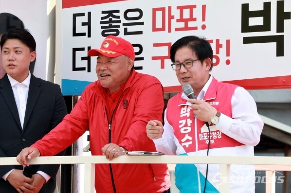 1일 열린 제8회 동시지방선거에서 마포구청장으로 선출된  박강수 마포구청장 당선인이  선거유세 중이다. (출처 시사포커스)