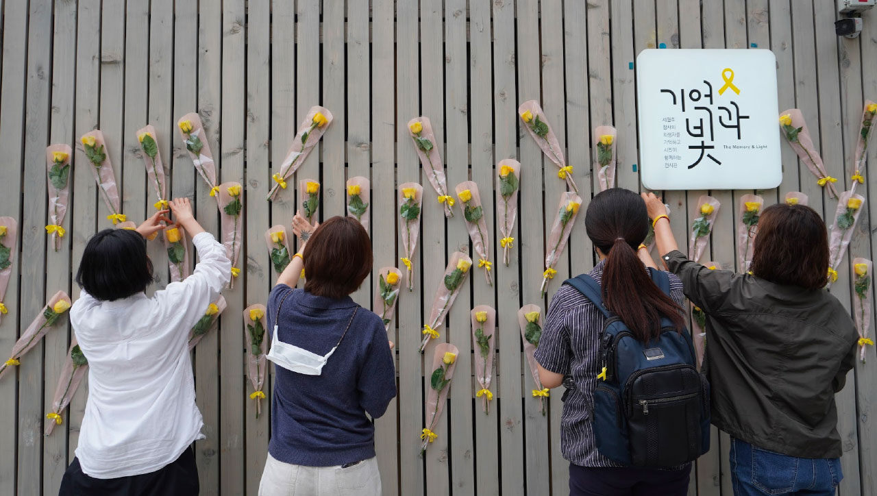 기억공간에 꽃을 붙이는 시민들(출처=세월호참사10주기 위원회 홈페이지)