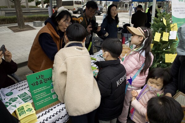어린이 참가자들이 '기후총선 부스'를 방문해 스티커를 고르고 있다. (사진=평화나무)