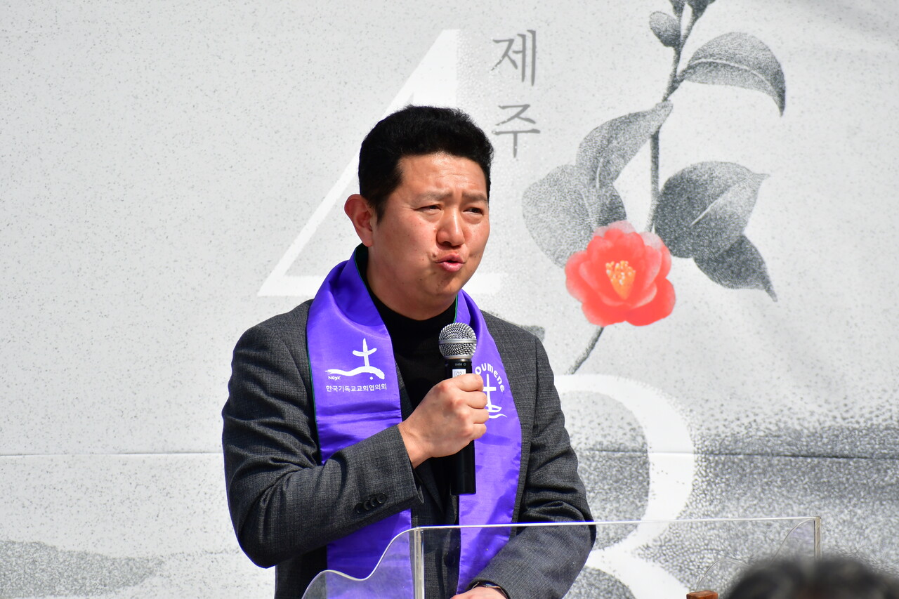 설교에 나선 황인근 목사