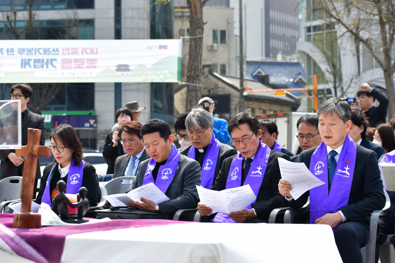 다짐의 기도를 하는 참석자들