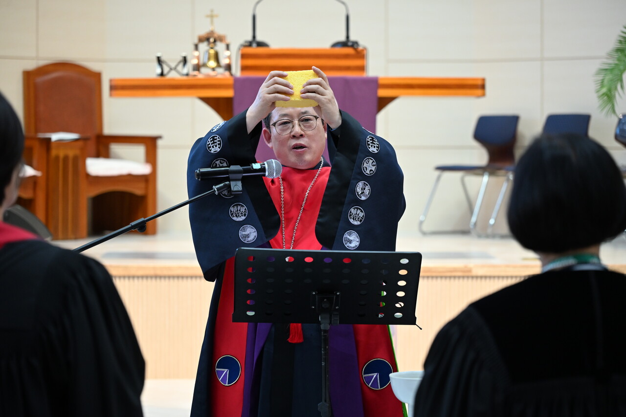 한국기독교장로회 총회장 이종화 목사가 성찬을 집례하고 있다.