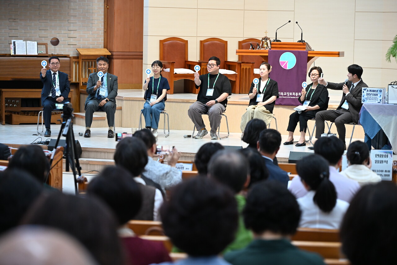 세대 공감 토크 패널들을 대상으로 OX 퀴즈가 진행되고 있다.